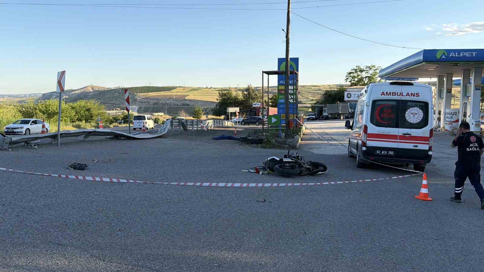 &Ouml;l&uuml;m virajında motosiklet takla attı: 1 &ouml;l&uuml;

