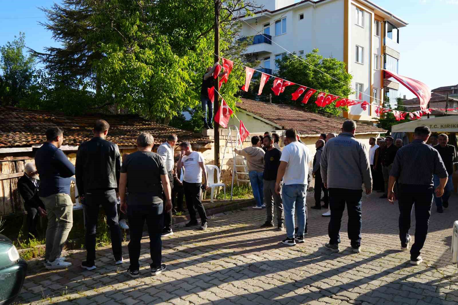 G&ouml;rev başında şehit oldu, baba ocağı T&uuml;rk bayraklarıyla donatıldı
