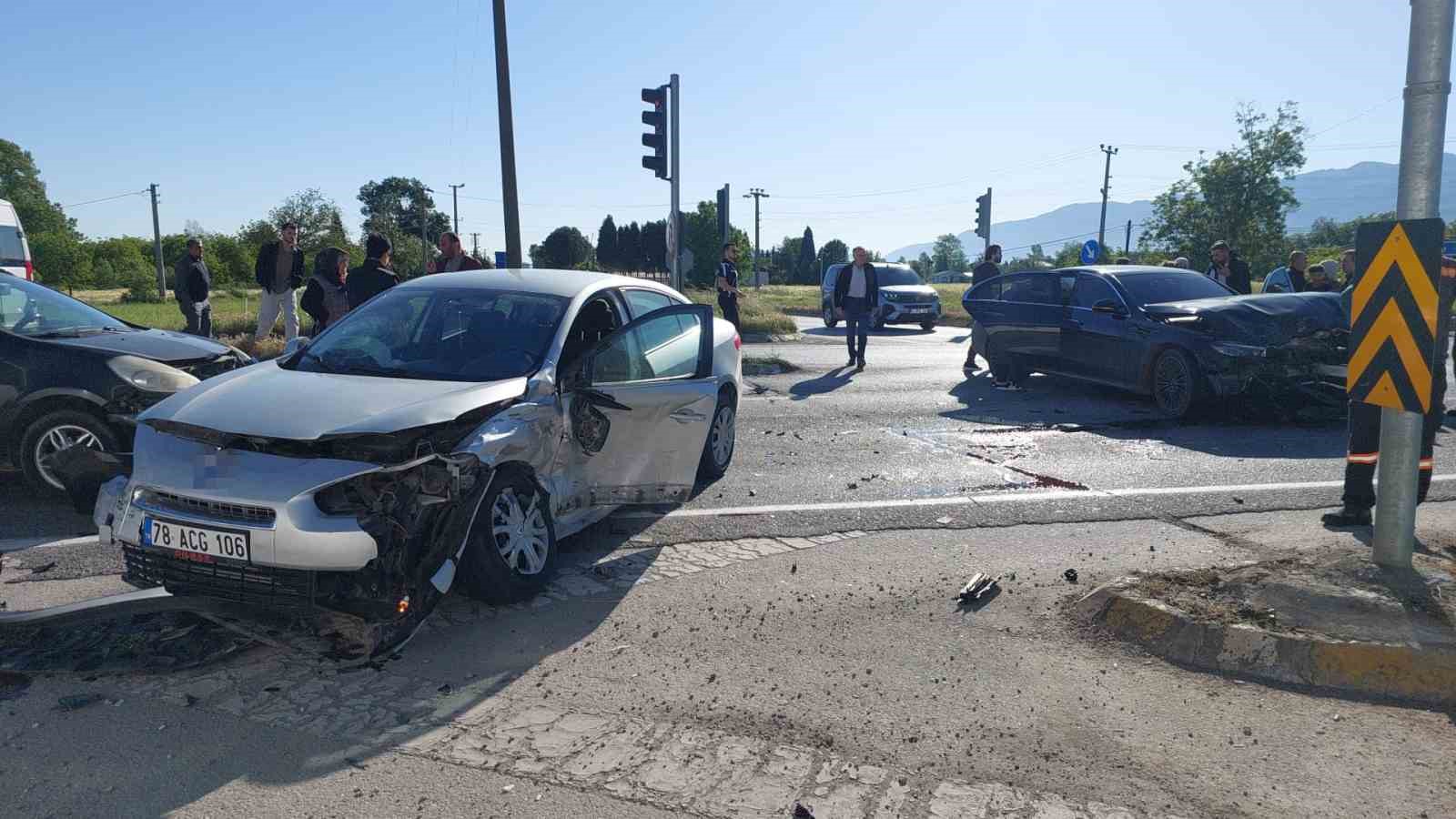 Sakarya&rsquo;da zincirleme kaza: 3&rsquo;&uuml; &ccedil;ocuk 5 yaralı
