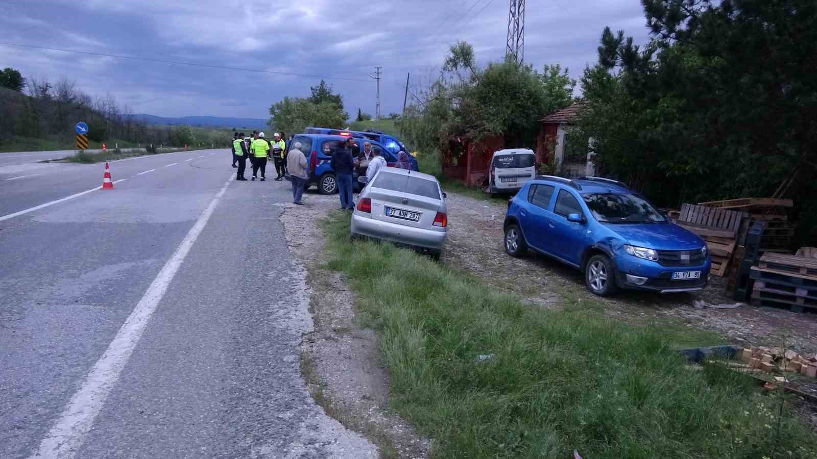Kastamonu&rsquo;da &uuml;&ccedil; ara&ccedil; &ccedil;arpıştı: 5 yaralı
