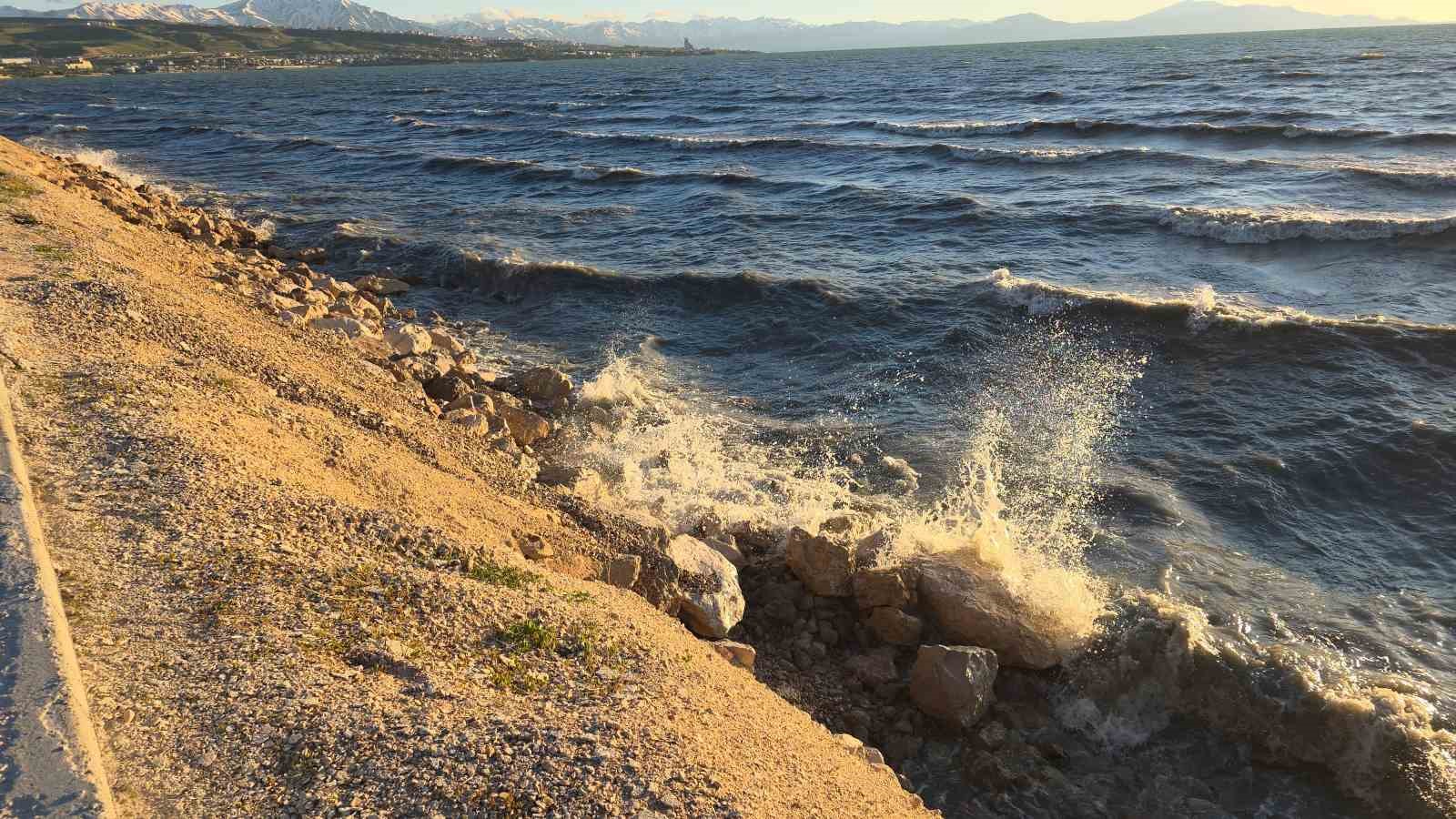 Van&rsquo;da etkili olan r&uuml;zgar Van G&ouml;l&uuml;&rsquo;n&uuml; coşturdu, dalgalar sahili tokatladı
