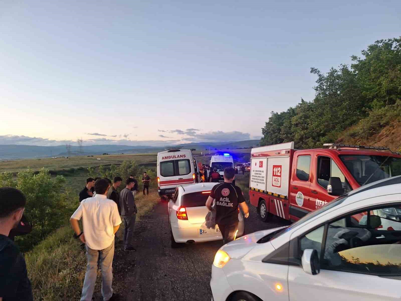 Bing&ouml;l&rsquo;de otomobil şarampole yuvarlandı

