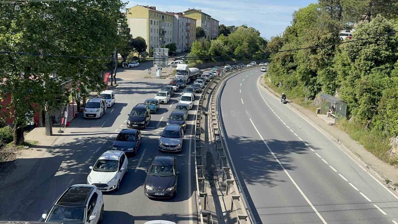 Bayram dönüşü trafik kilitlendi