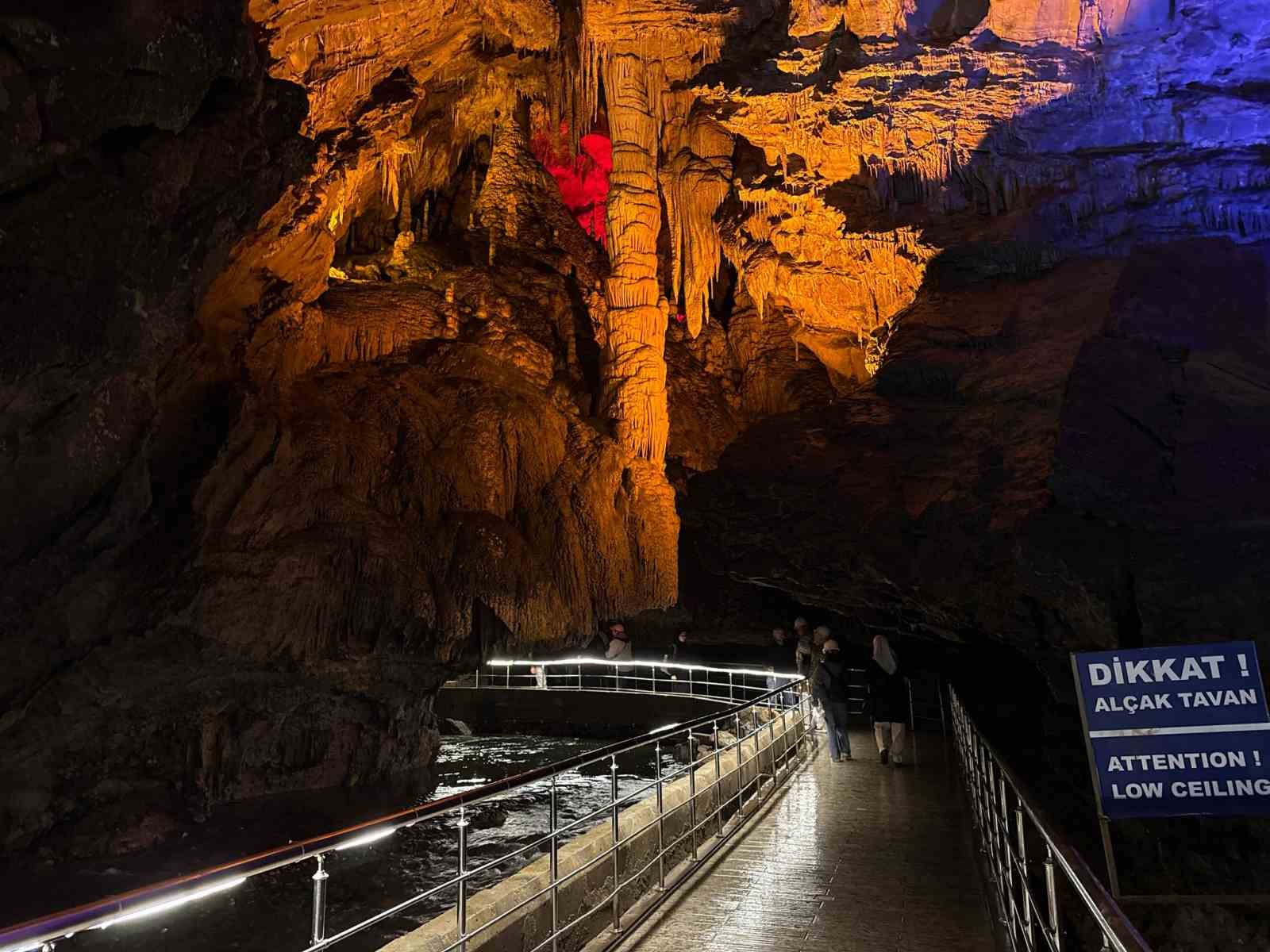 Zonguldak’ın doğa harikası Gökgöl Mağarası’na bayramda ziyaretçi akını
