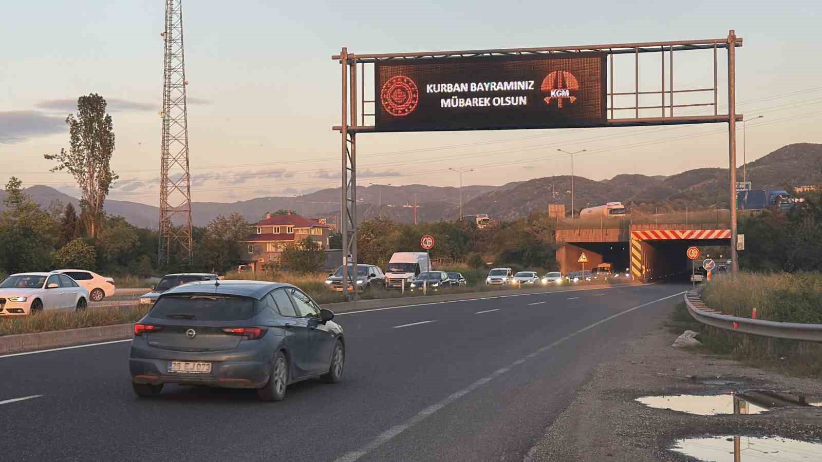 İki ana güzergahta trafik yoğunluğu sürüyor