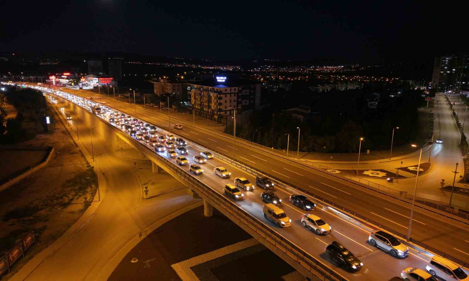 Tatilciler d&ouml;n&uuml;ş yolunda: 43 ilin ge&ccedil;iş noktasında kilometrelerce kuyruk
