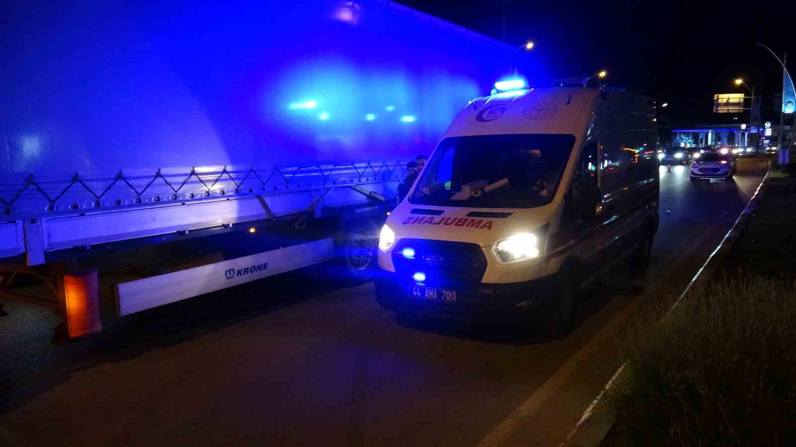 Malatya’da tır ile çarpışan araç refüje çıktı