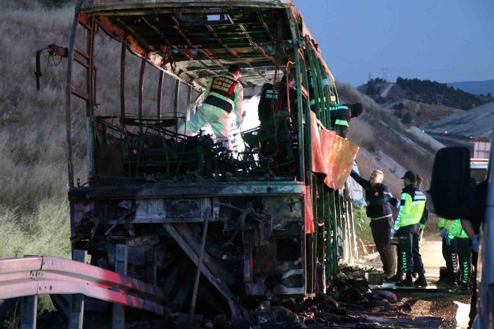 8 kişinin yaşamını yitirdiği kazada cenazeler metal yığınına dönen otobüsten çıkartıldı