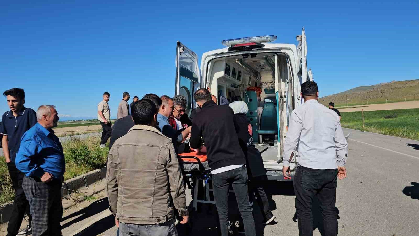 Adilcevaz’da bayram ziyaretinde dönenlerin içerisinde bulunduğu araç kaza yaptı: 3 yaralı
