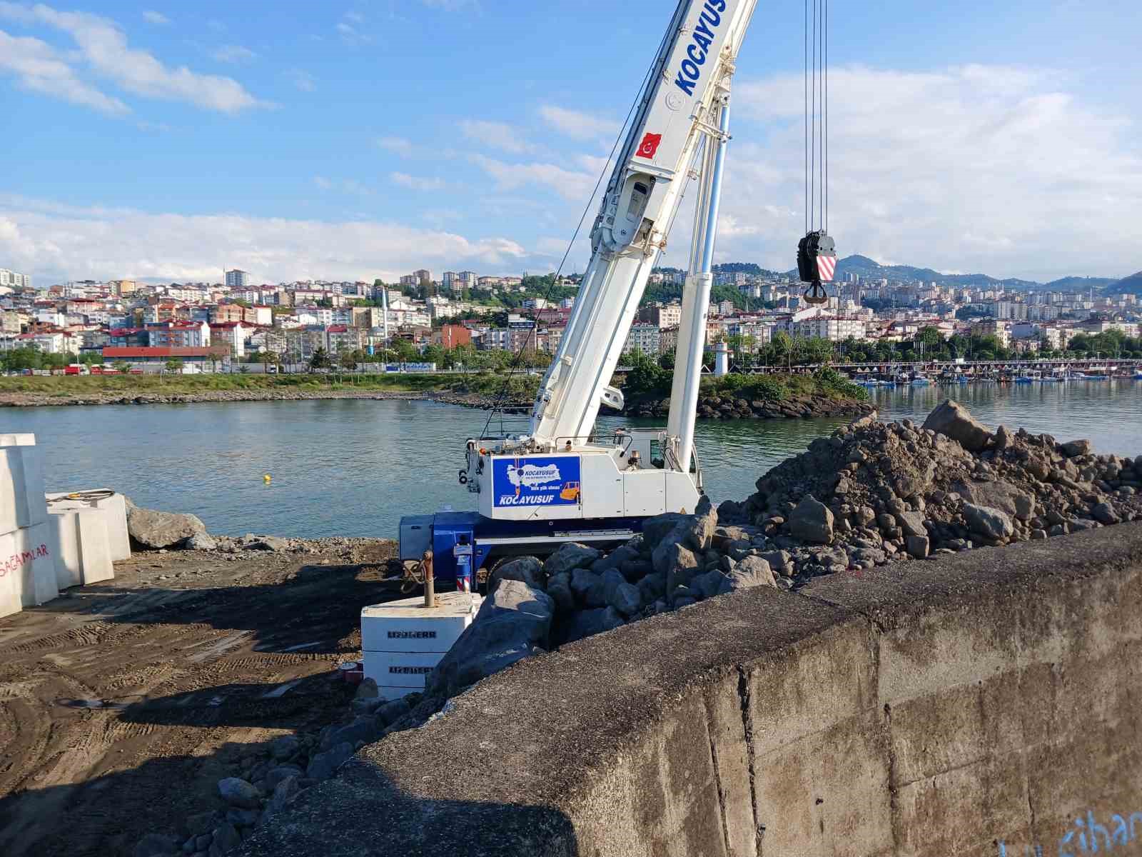 Faroz Limanı’nı dev dalgalardan korumak için 21 tonluk beton blokların dizilmesine başlandı