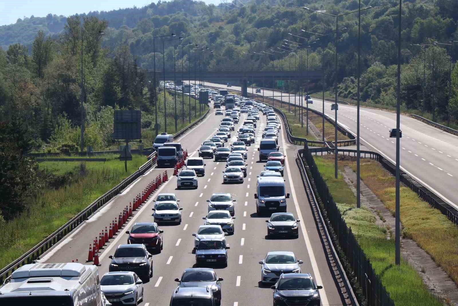 Bayram tatilinin bitmesiyle Bolu geçişinde trafik durma noktasına geldi
