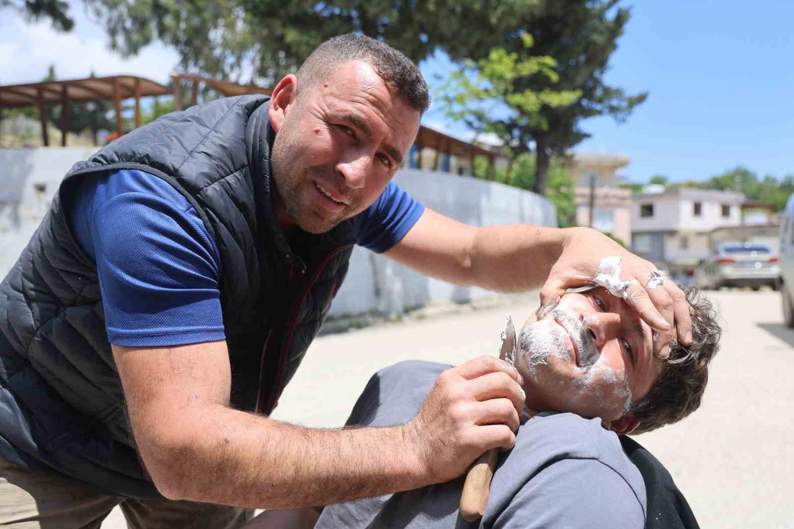 Hatay’da ürettiği bıçakların keskinliği göstermek için insanları tıraş ediyor