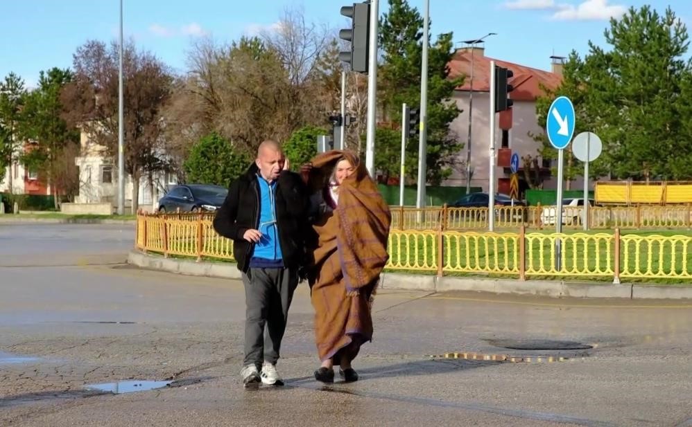 Minik y&uuml;rekten uzanan kocaman el
