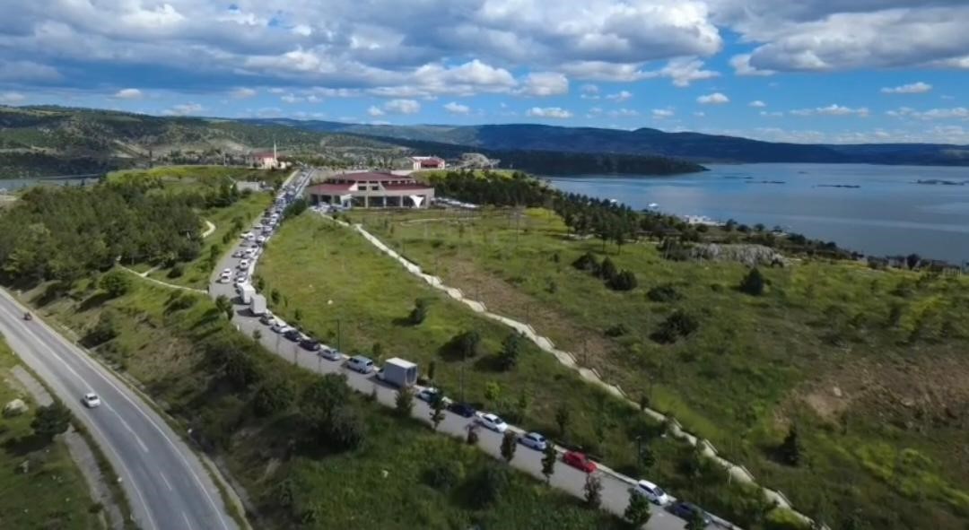 Çekerek Millet Bahçesi bayram tatilinde yoğun ilgi gördü, araç kuyrukları oluştu