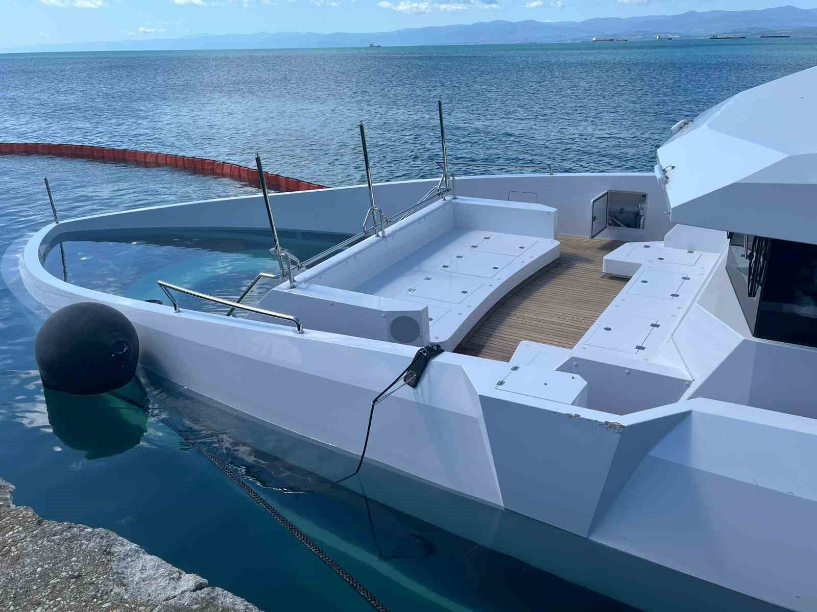 Sinop’ta milyarlık lüks yat yarıya kadar suya gömüldü