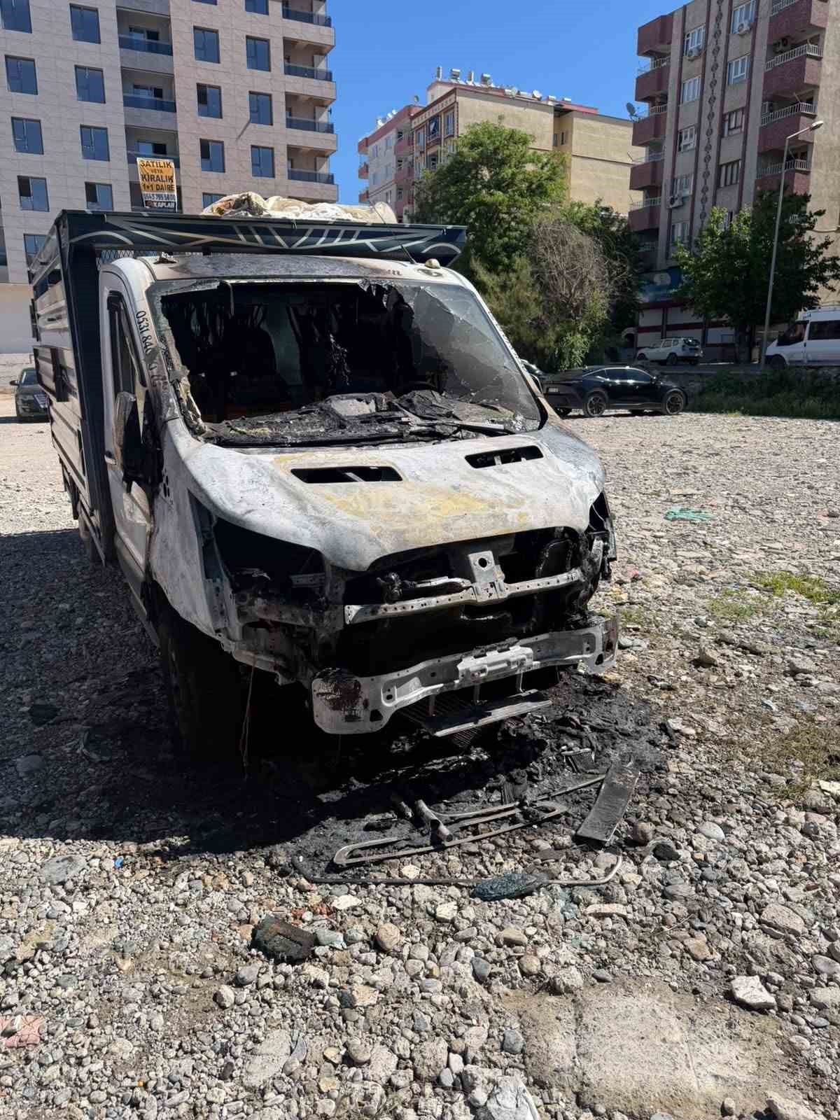 Siirt’te park halindeki kamyonet yandı