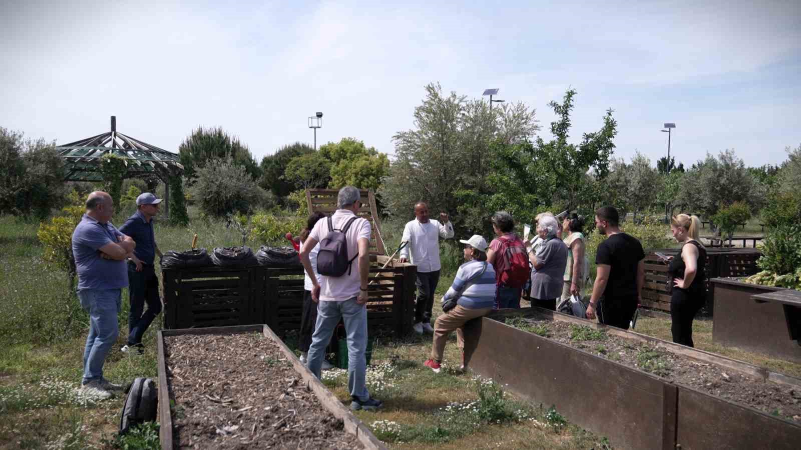 Organik atıklar komposta dönüşüyor