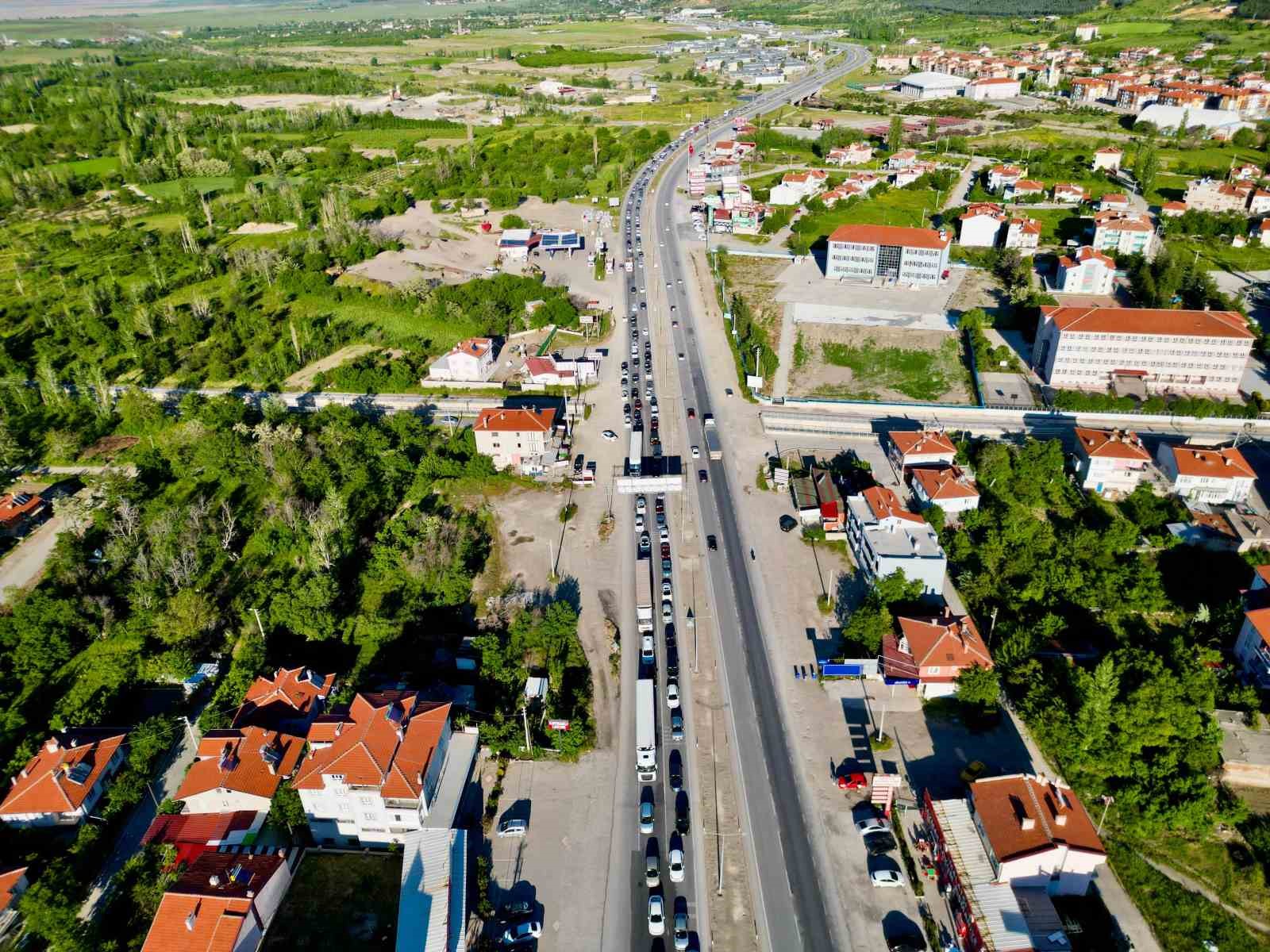 Tatilcilerin dönüş yolundaki yoğunluğu sürüyor