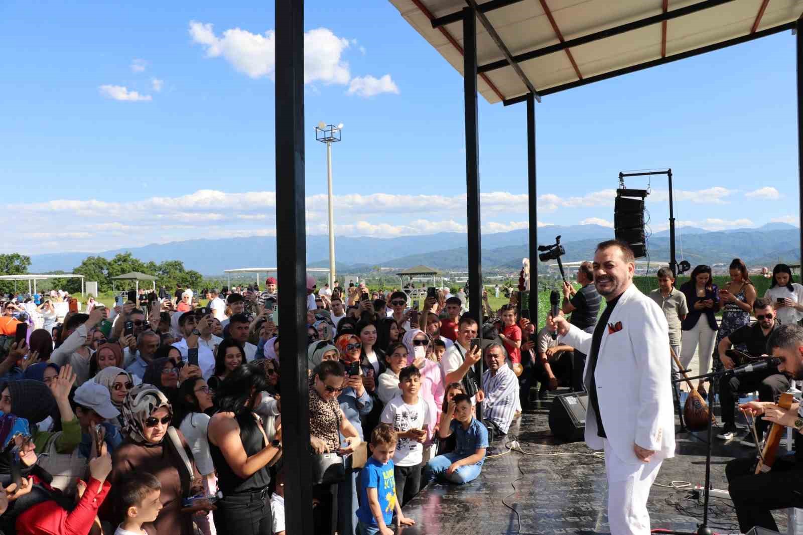 Gençlerin mutluluklarına ortak olacak