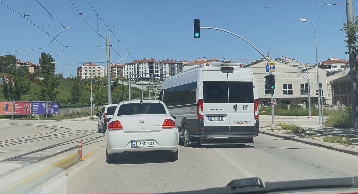 Servis aracını otomobilin üzerine böyle sürdü