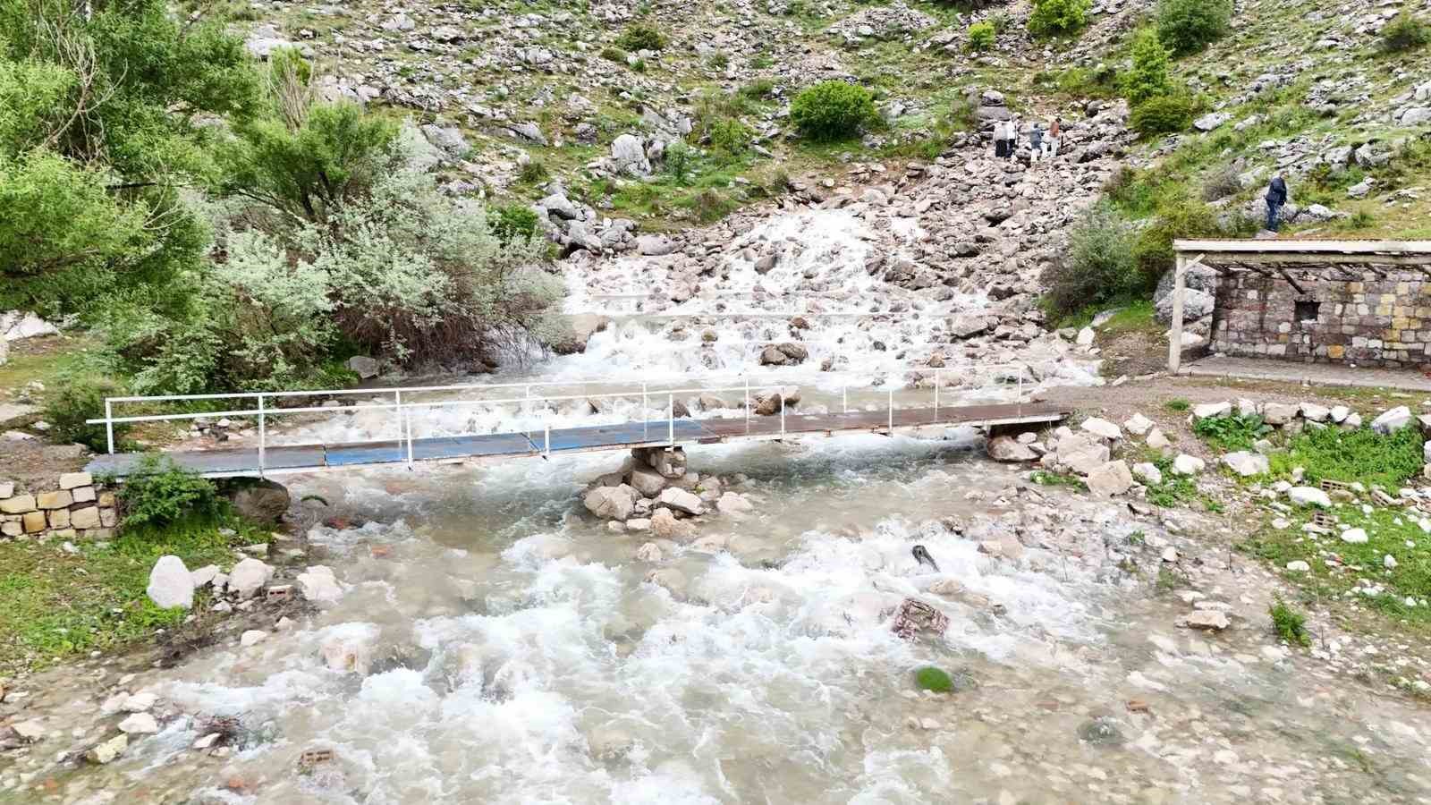Tomarza’daki ’Göz’ 6 yıl sonra yeniden akmaya başladı