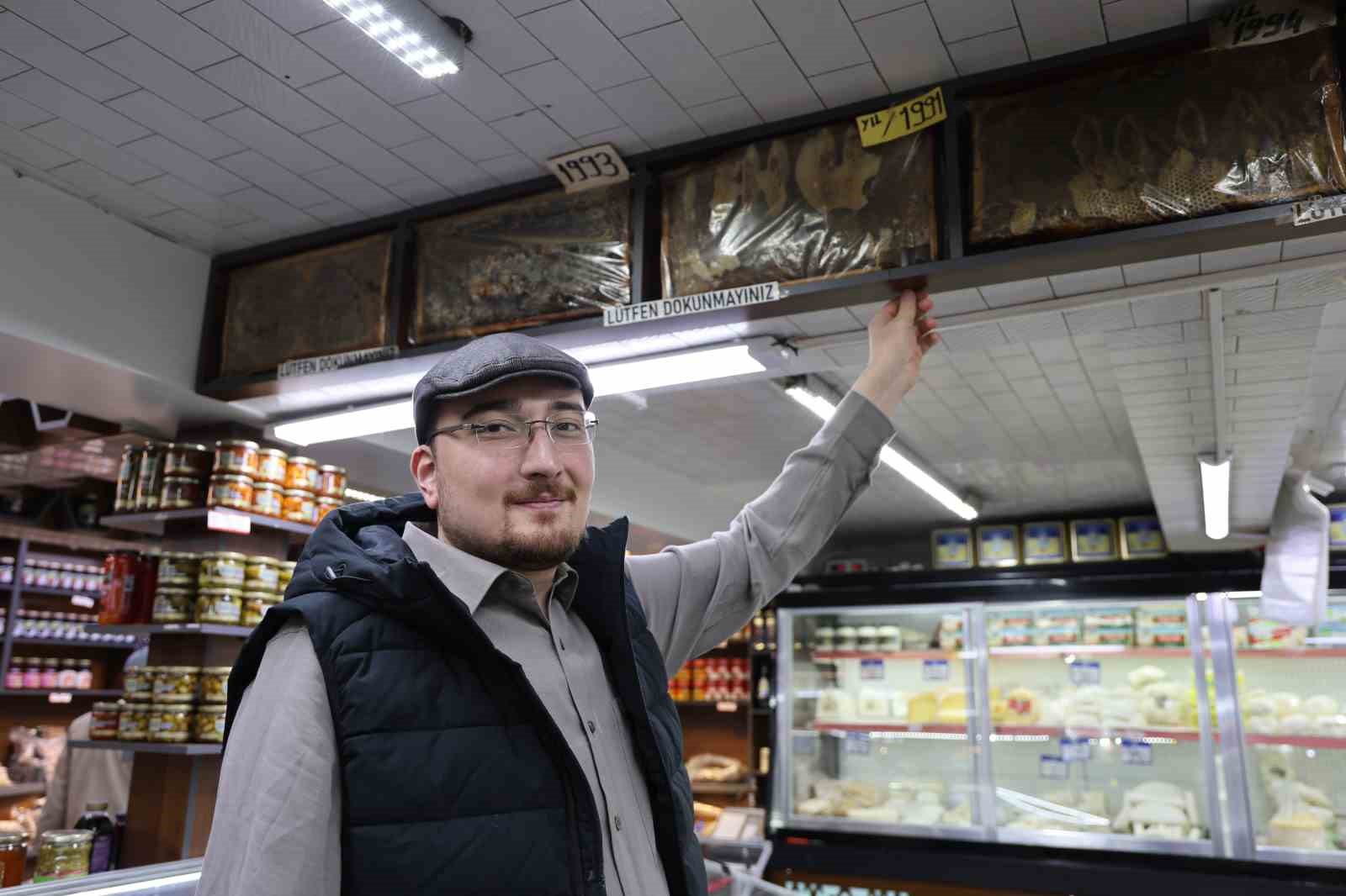Görenler dönüp bir daha bakıyor, 35 yıllık bal çerçeveleri dikkat çekiyor