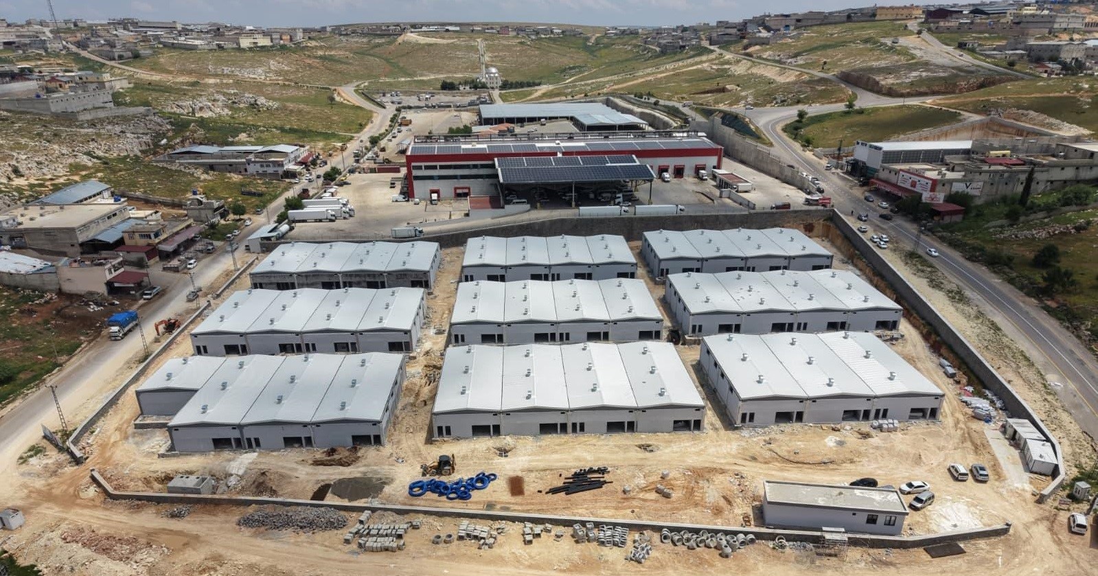 Başkan Şahin, Gazi Konut tarafından yapılan yeni Adakçılar Sitesi’ni inceledi