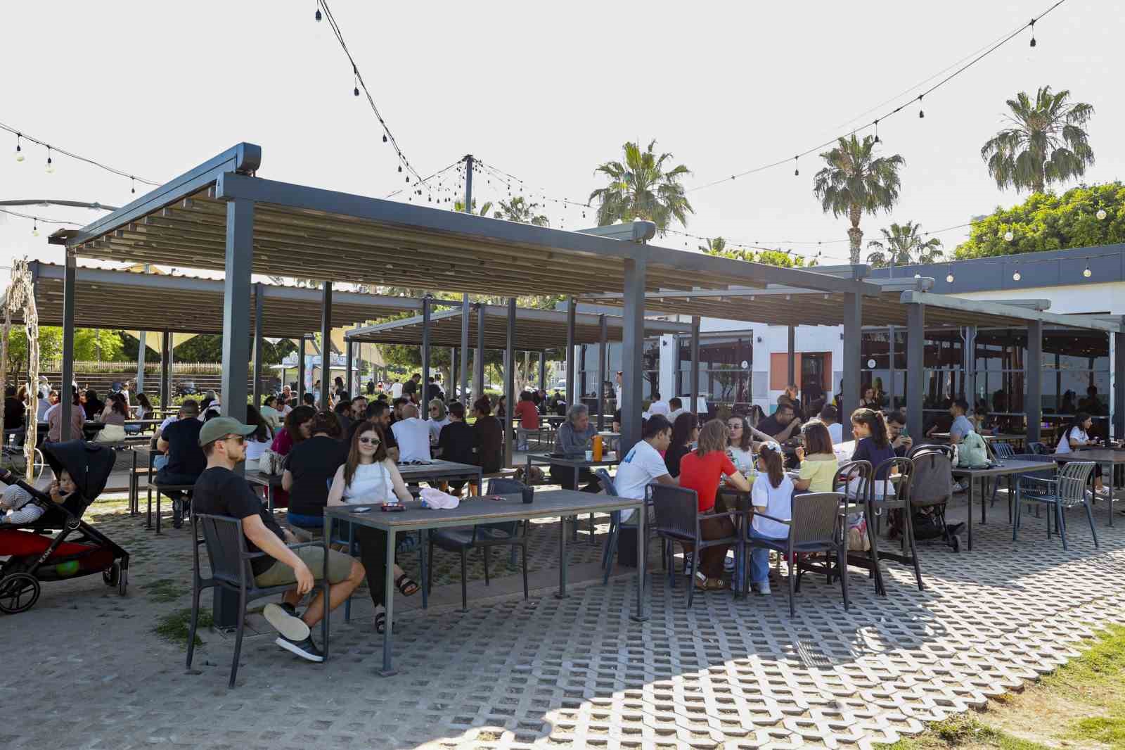 Mersin’de bayramın adresi belediye kafeleri oldu