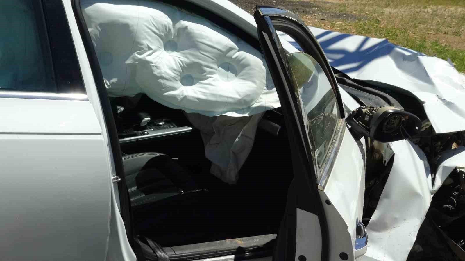 Batman&rsquo;da otomobil direğe &ccedil;arptı, baba ve oğlu yaralandı
