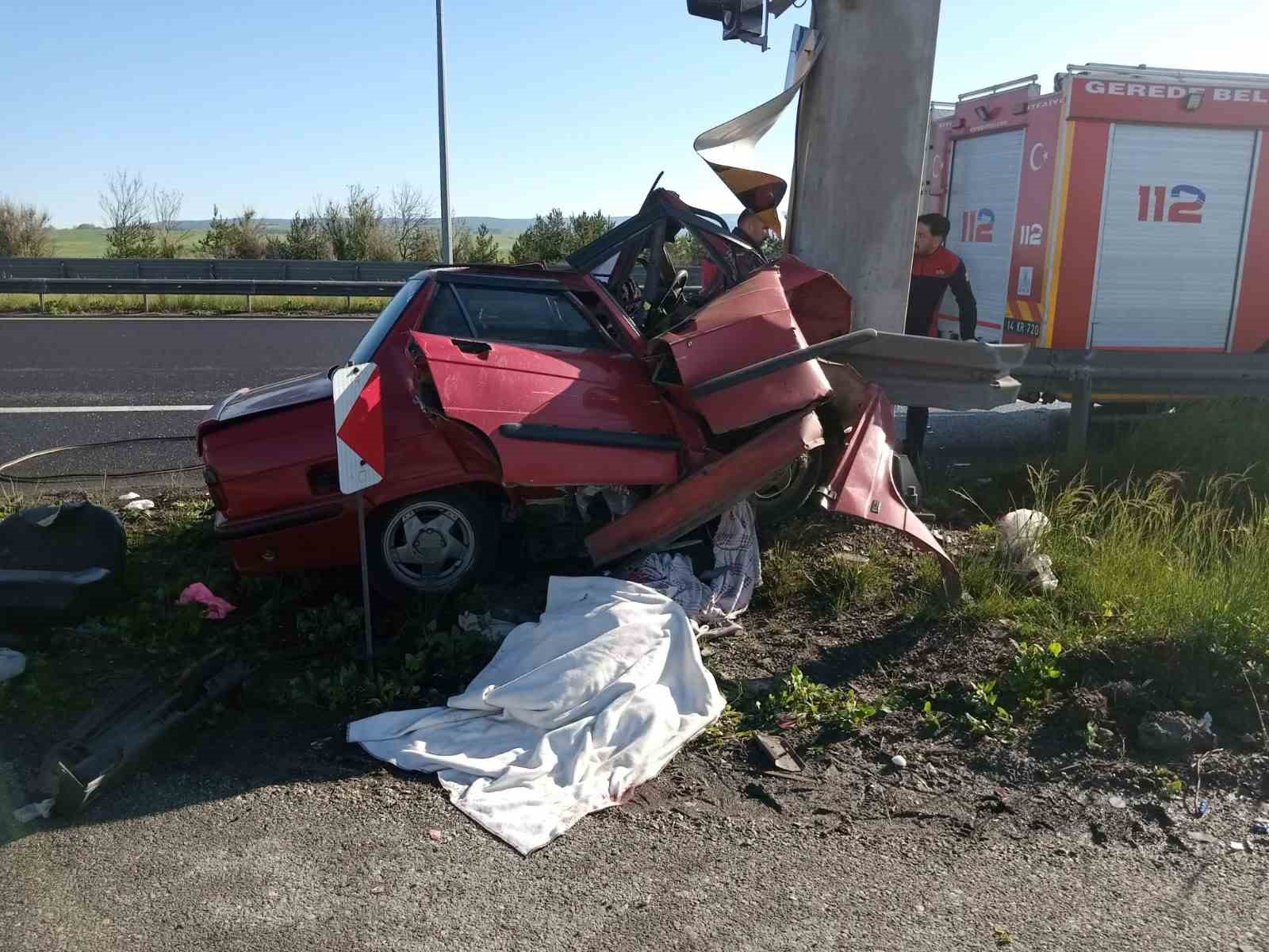 Bolu’da otomobil yön direğine çarptı: 2 ölü, 1 yaralı