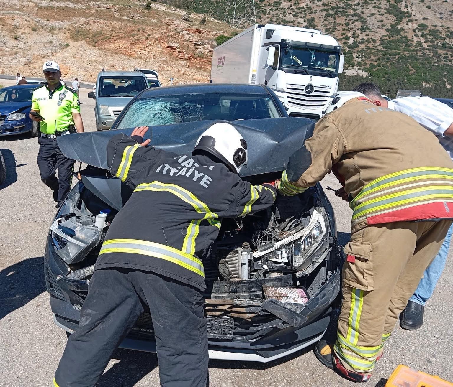 Hatay’da iki otomobilin karıştığı kazada 1 kişi yaralandı