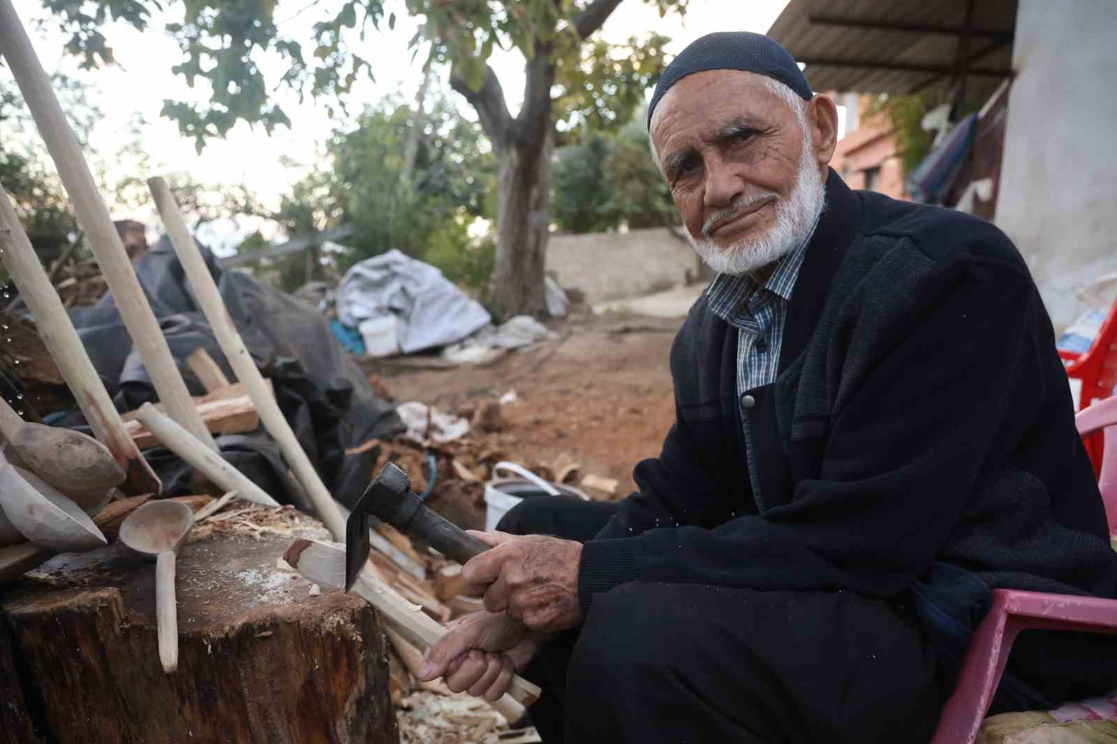 Hatay’da 85 yaşındaki usta, 70 yıldır ağaç dallarını keser ve bıçakla kaşığa dönüştürüyor