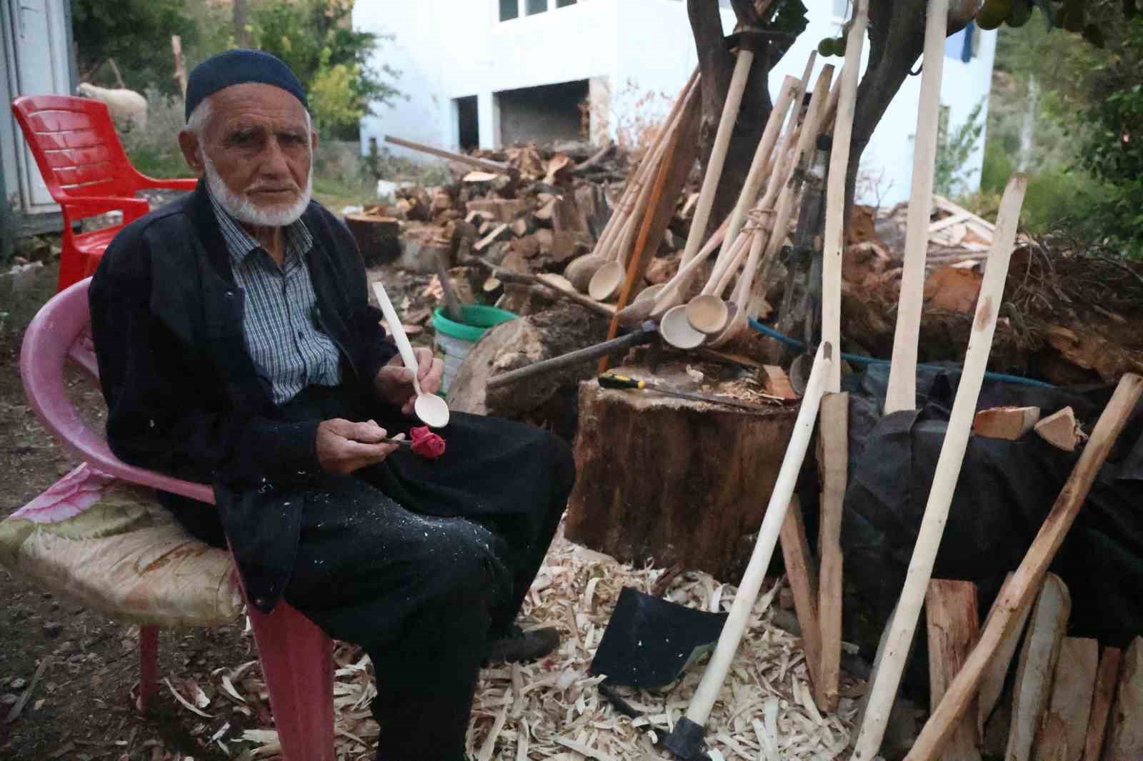 Hatay&rsquo;da 85 yaşındaki usta, 70 yıldır ağa&ccedil; dallarını keser ve bı&ccedil;akla kaşığa d&ouml;n&uuml;şt&uuml;r&uuml;yor
