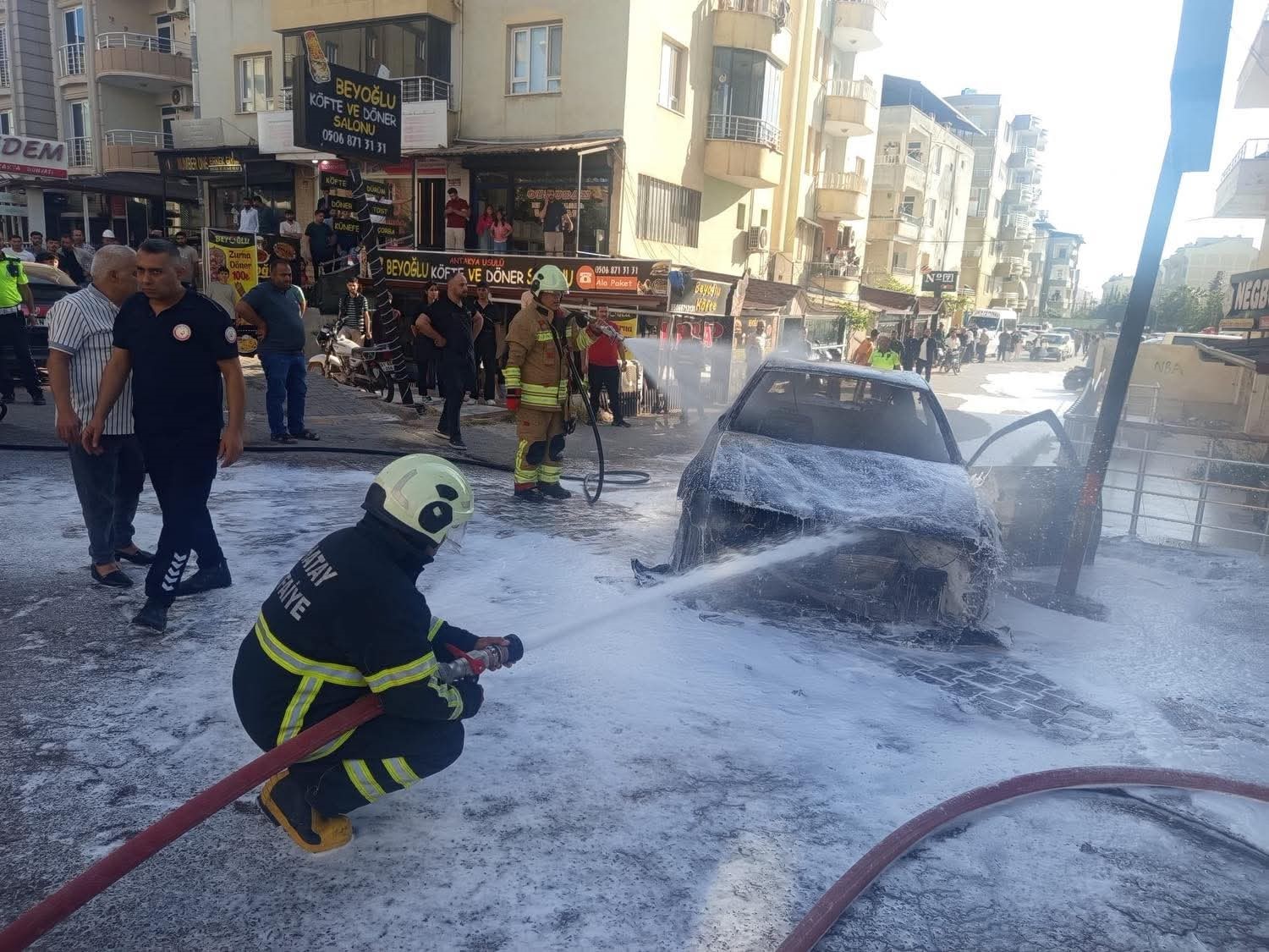 Hatay’da seyir halindeki otomobilin motoru alev aldı