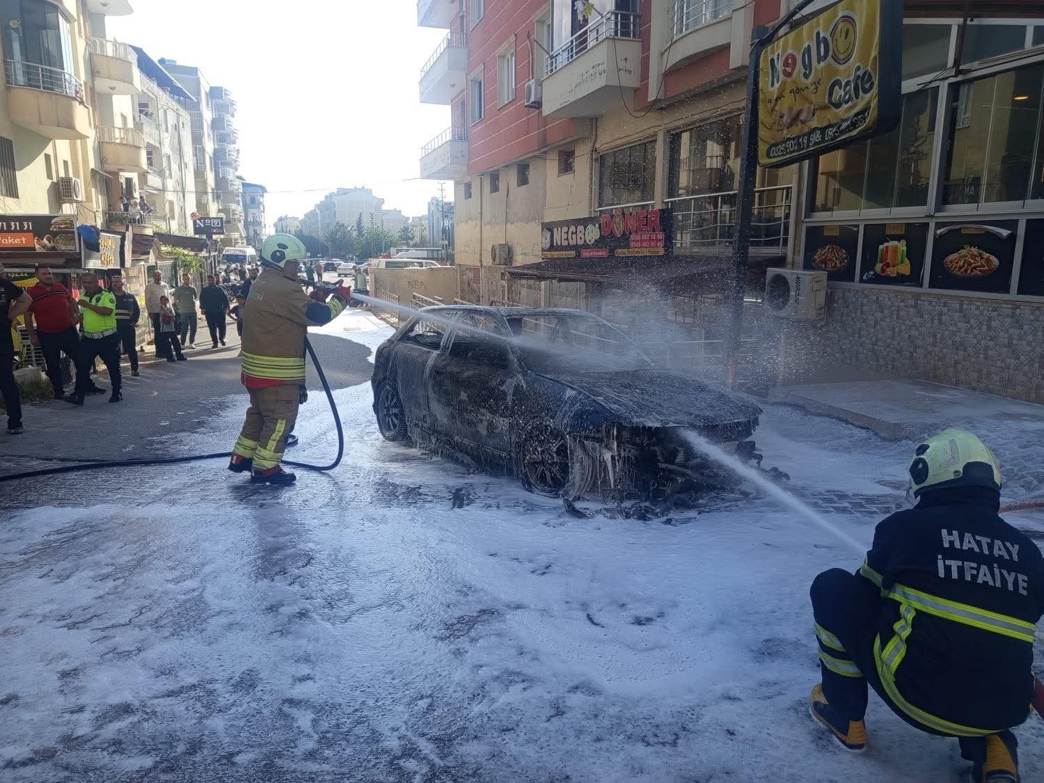 Hatay&rsquo;da seyir halindeki otomobilin motoru alev aldı
