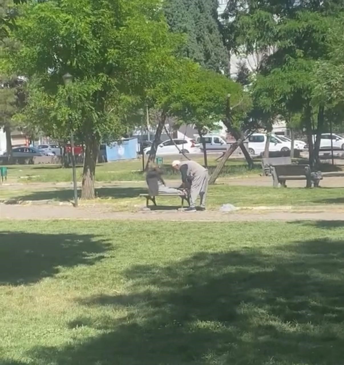 Diyarbakır’da amcalar yaşlarına aldırış etmeden parkta mekik çekti