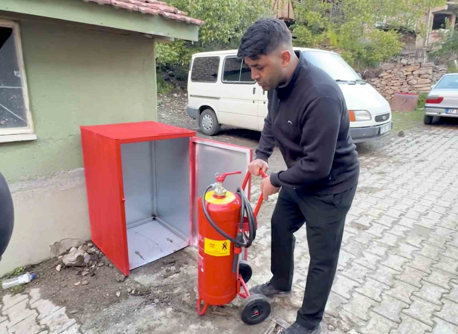 Yıllar önceki acı bir daha yaşanmasın diye köyün her noktasına yangın dolapları yerleştirdiler