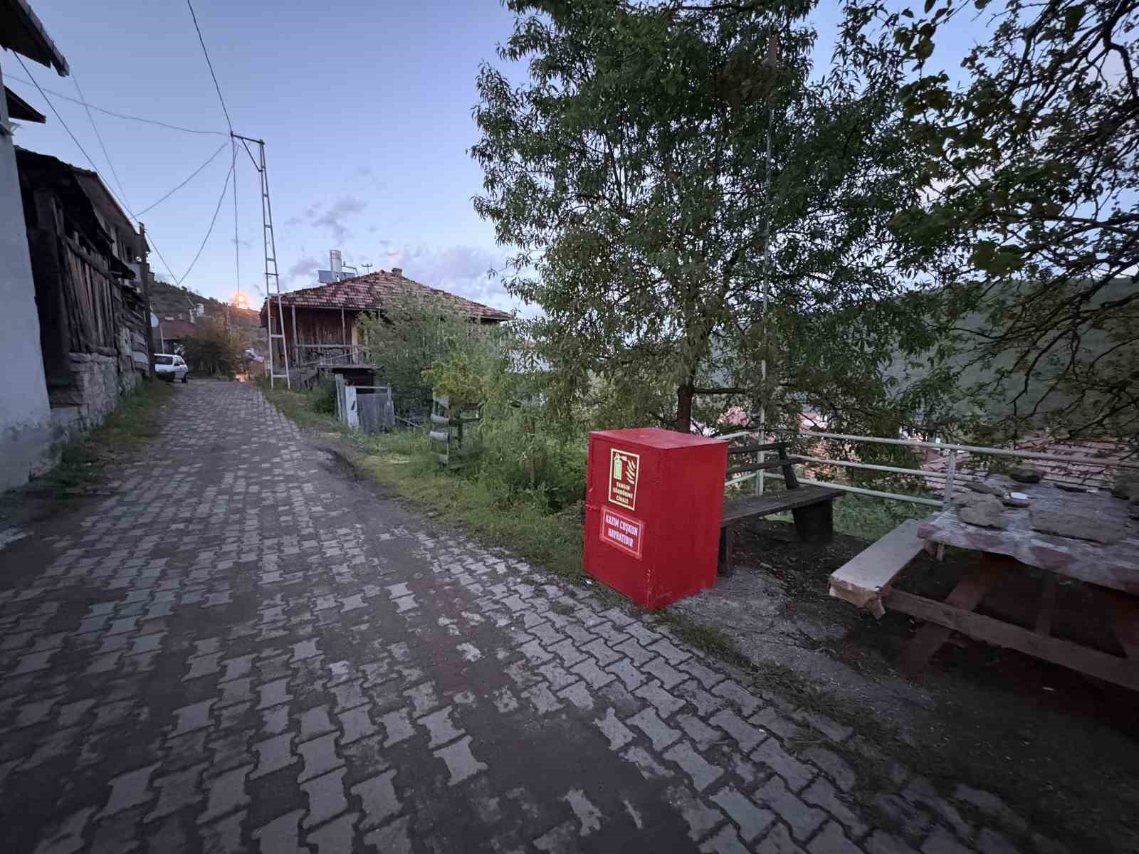 Yıllar &ouml;nceki acı bir daha yaşanmasın diye k&ouml;y&uuml;n her noktasına yangın dolapları yerleştirdiler
