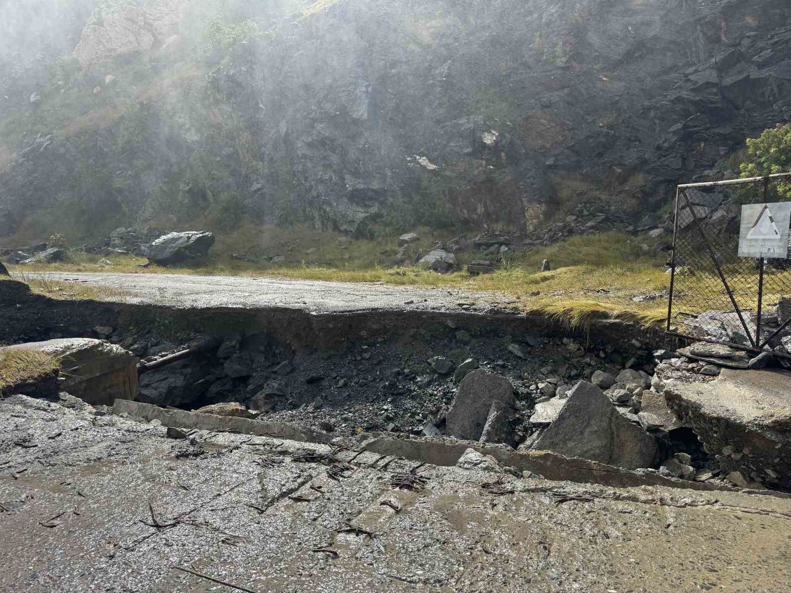 Diyarbakır ve Malatya’yı birbirine bağlayan köprünün karayla bağlantısındaki hasara rağmen üstünde yürüdüler