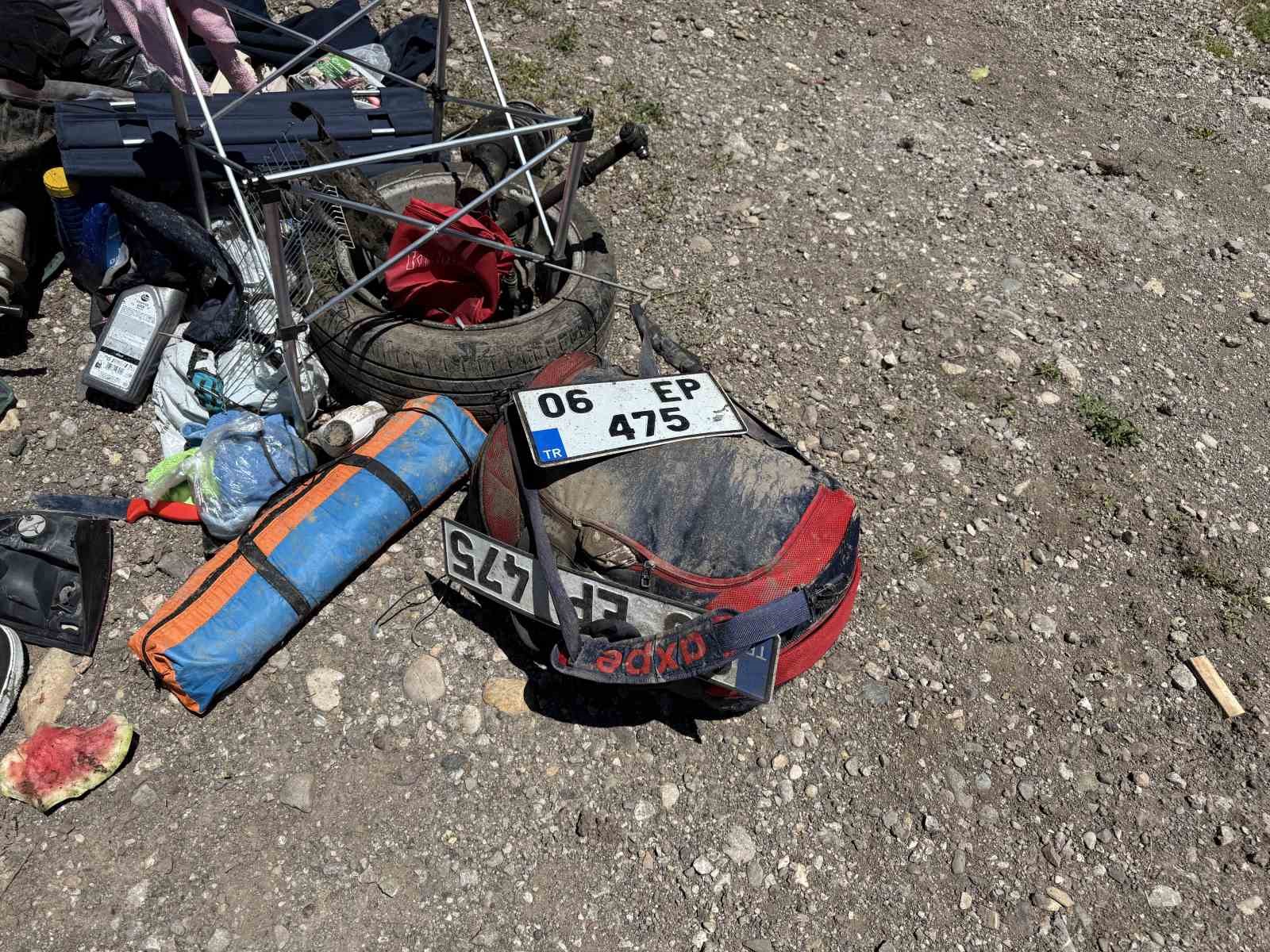 Bayram tatili dönüş yolunda feci kaza, 3’ü ağır 4 yaralı