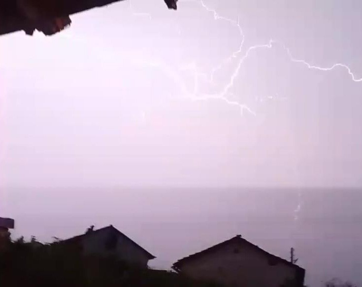 Köye düşen yıldırım korku dolu anlar yaşattı