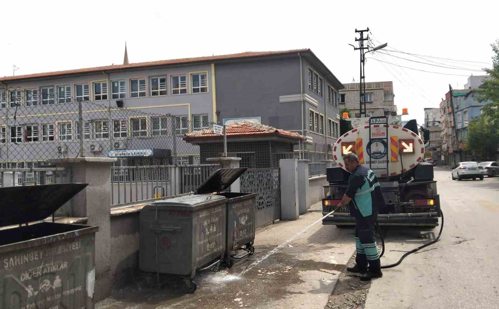 Şahinbey temizlik ekipleri bayram boyunca g&ouml;revdeydi
