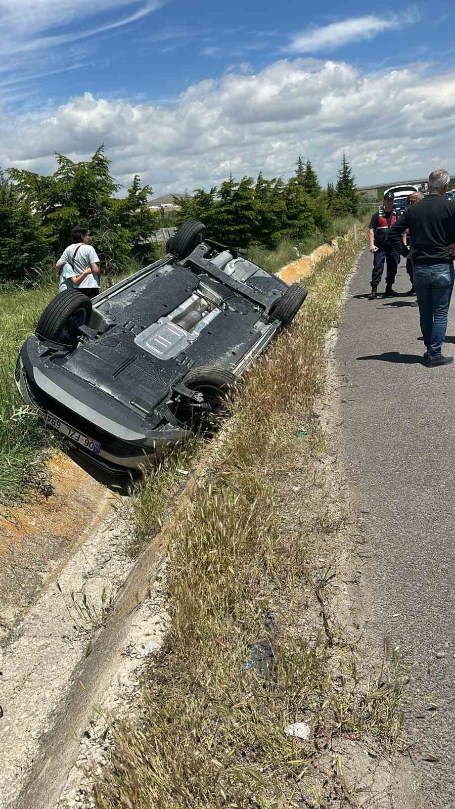 Bayram tatili dönüşünde kaza yapan 2 araç refüje düştü