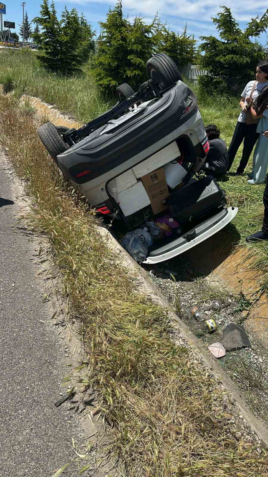 Bayram tatili dönüşünde kaza yapan 2 araç refüje düştü