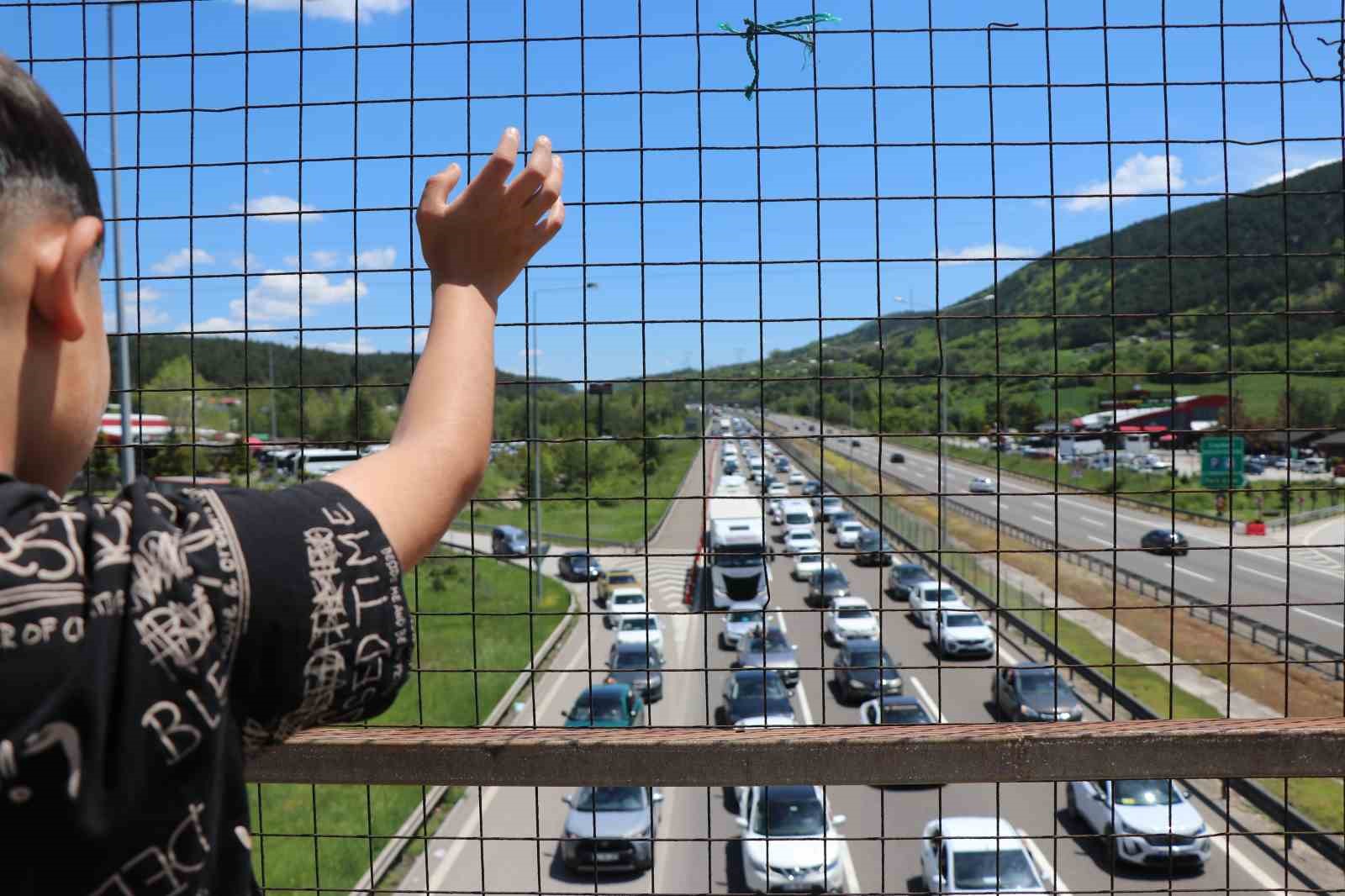 Bayram dönüş yolunda trafik çilesi, çocukların eğlencesi oldu