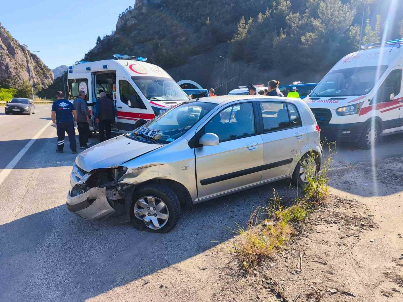 Bilecik&rsquo;te iki otomobil &ccedil;arpıştı: 4 yaralı
