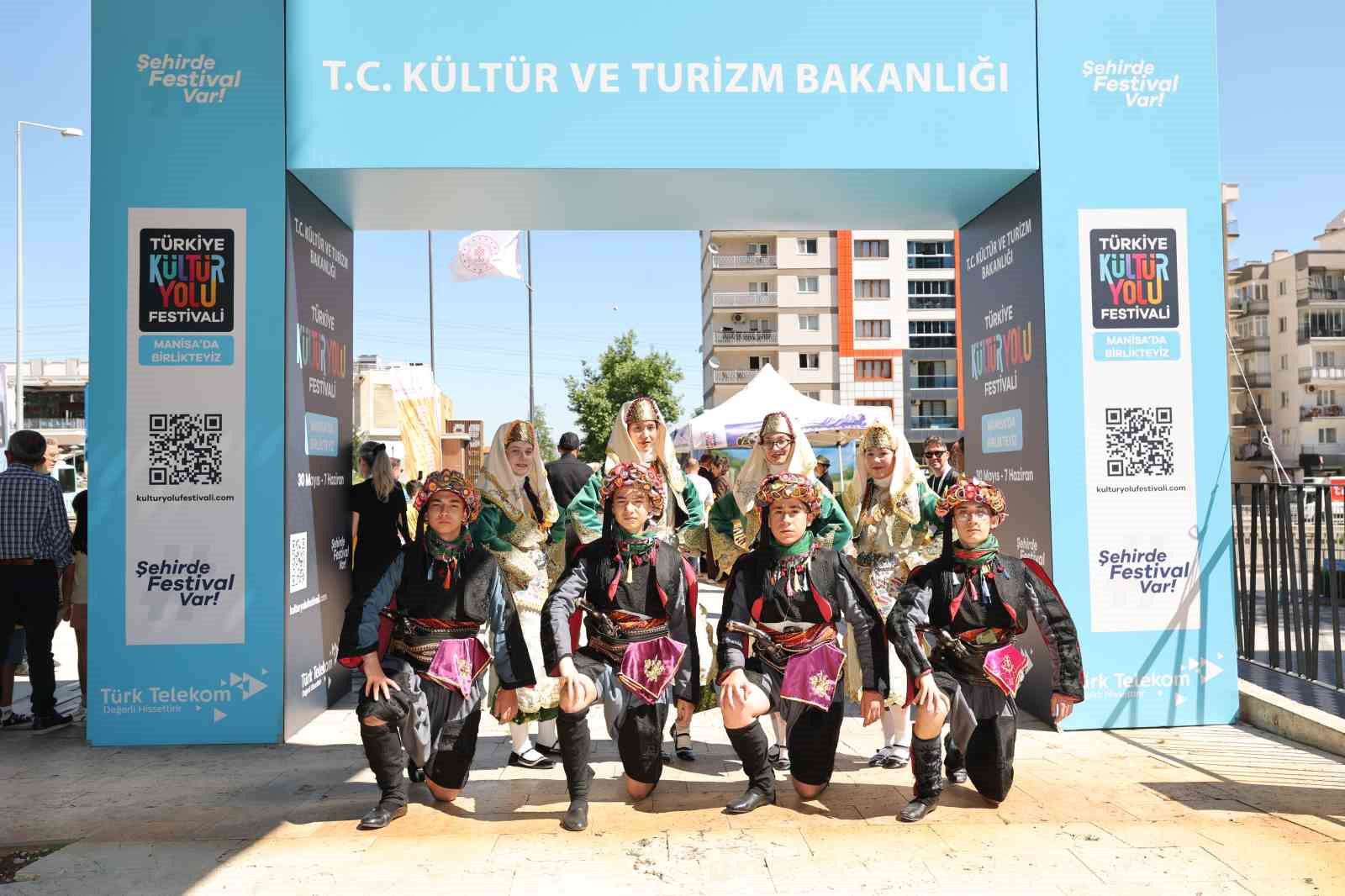K&uuml;lt&uuml;r Yolu Festivali coşkusu Manisa&rsquo;ya damga vurdu
