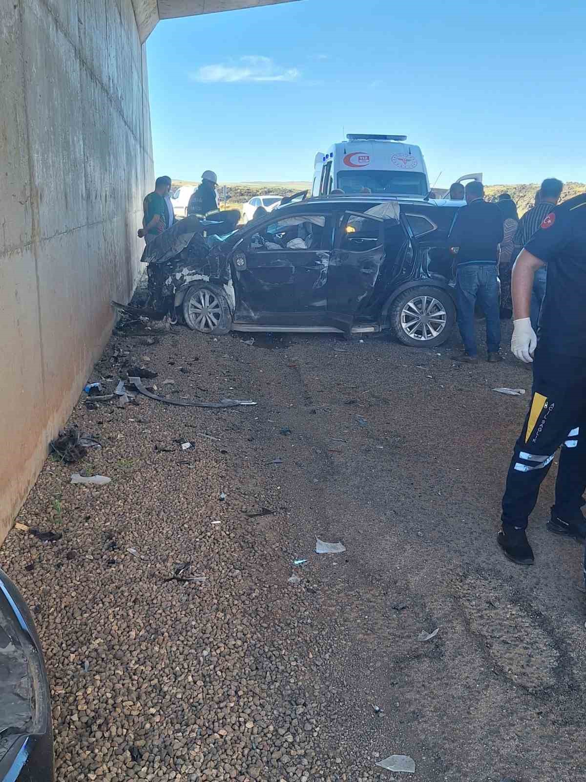 Seyir halindeki otomobil alt geçitte duvara çarptı: 5 yaralı