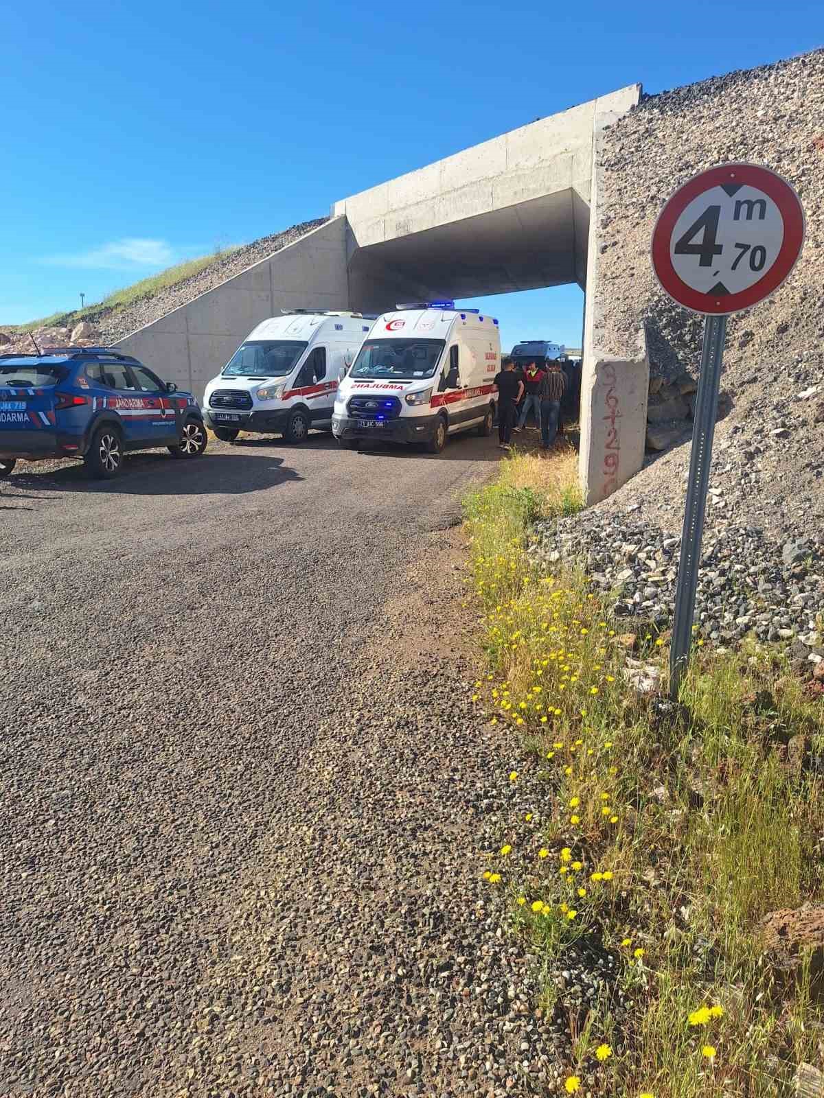 Seyir halindeki otomobil alt geçitte duvara çarptı: 5 yaralı
