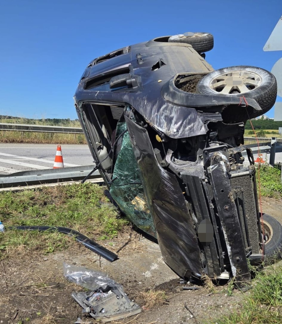 Bafra’da takla atan hafif ticari araç kanala düştü: 3 Yaralı